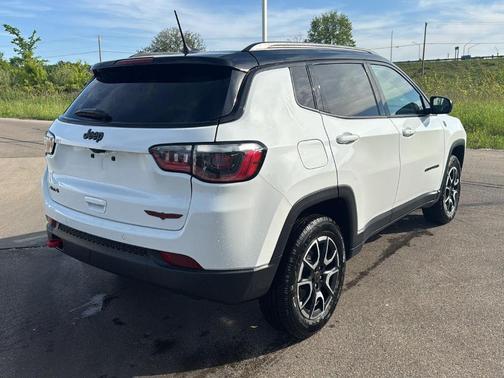 Bright White Clearcoat 2025 Jeep Compass Trailhawk