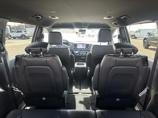 2026 Chrysler Voyager LX