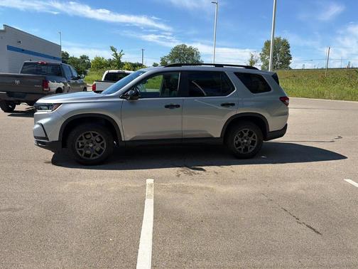 Lunar Silver Metallic 2025 Honda Pilot TrailSport