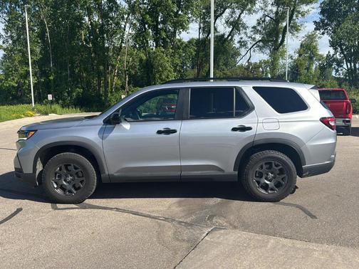 Lunar Silver Metallic 2025 Honda Pilot TrailSport