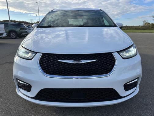 Bright White Clearcoat 2023 Chrysler Pacifica Touring-L