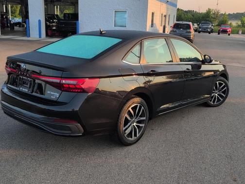 Deep Black Pearl Effect 2025 Volkswagen Jetta 1.5T SE