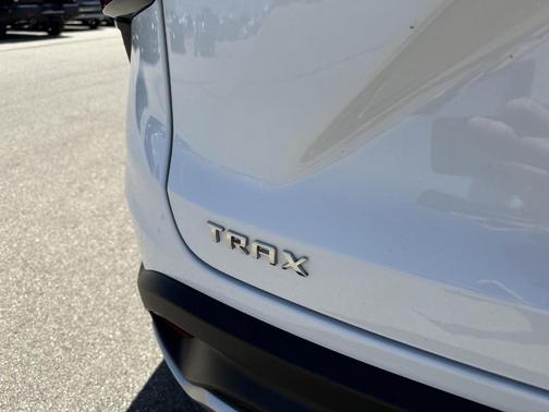 Summit White 2024 Chevrolet Trax LT