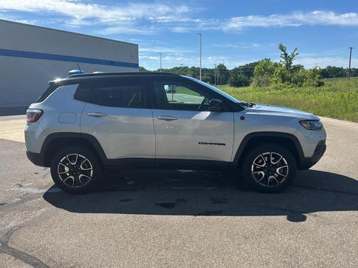 Silver Zynith 2024 Jeep Compass Trailhawk