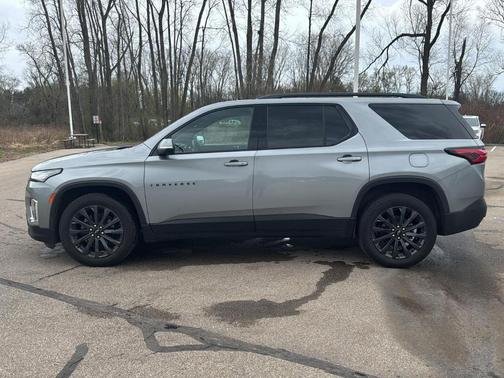 Sterling Gray Metallic 2023 Chevrolet Traverse RS