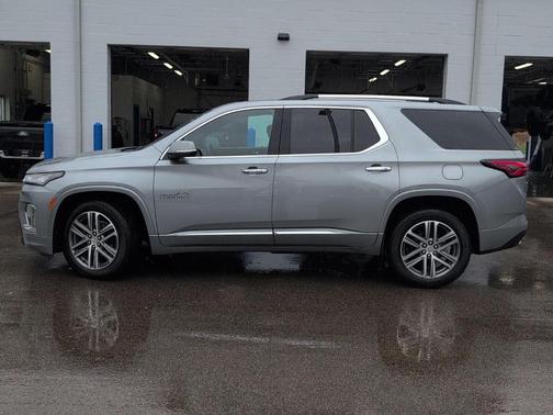 Sterling Gray Metallic 2023 Chevrolet Traverse High Country