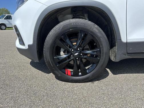 Summit White 2019 Chevrolet Trax LT