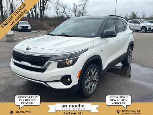 Clear White / Black Roof 2021 Kia Seltos S