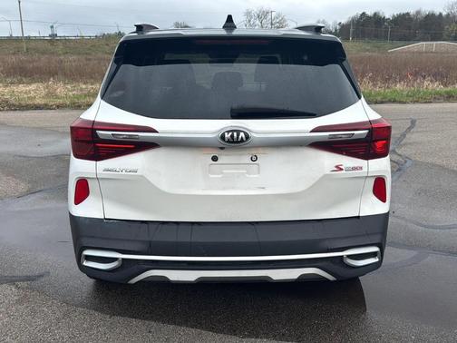Clear White / Black Roof 2021 Kia Seltos S