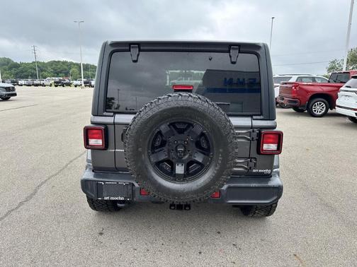 Granite Crystal Metallic 2018 Jeep Wrangler Unlimited Sahara