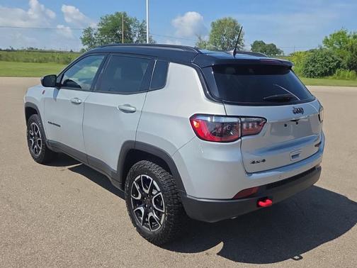 Silver Zynith 2025 Jeep Compass Trailhawk