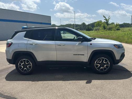 Silver Zynith 2025 Jeep Compass Trailhawk