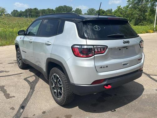 Silver Zynith 2025 Jeep Compass Trailhawk