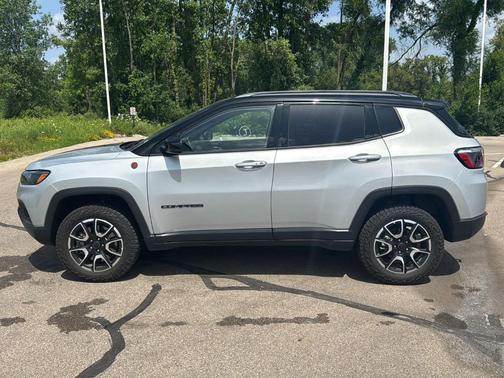 Silver Zynith 2025 Jeep Compass Trailhawk