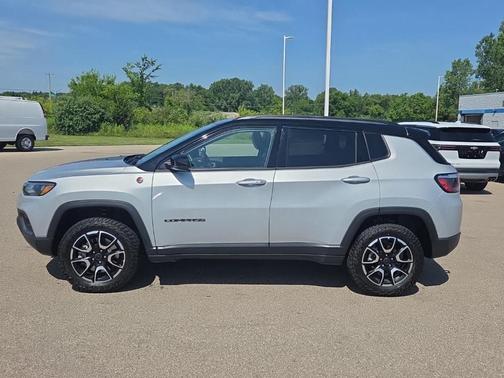 Silver Zynith 2025 Jeep Compass Trailhawk