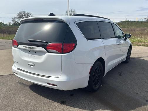 Bright White Clearcoat 2021 Chrysler Voyager LXI