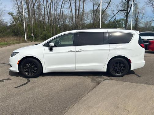 Bright White Clearcoat 2021 Chrysler Voyager LXI