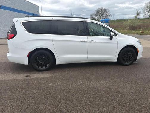 Bright White Clearcoat 2021 Chrysler Voyager LXI