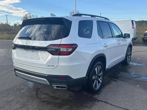 Platinum White Pearl 2024 Honda Pilot Elite