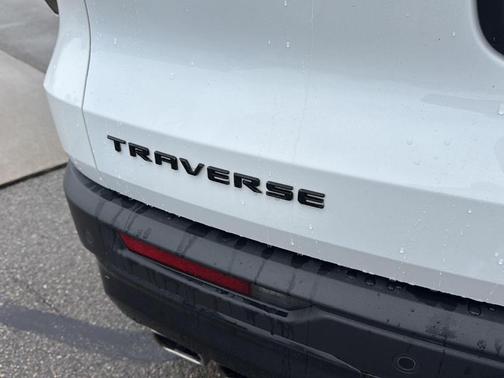 Summit White 2024 Chevrolet Traverse LT