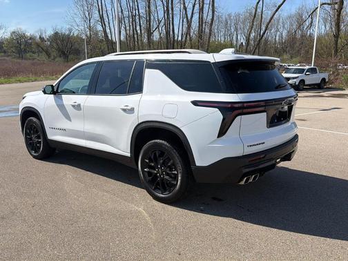 Summit White 2024 Chevrolet Traverse LT
