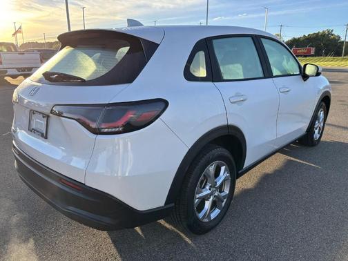 Platinum White Pearl 2024 Honda HR-V LX