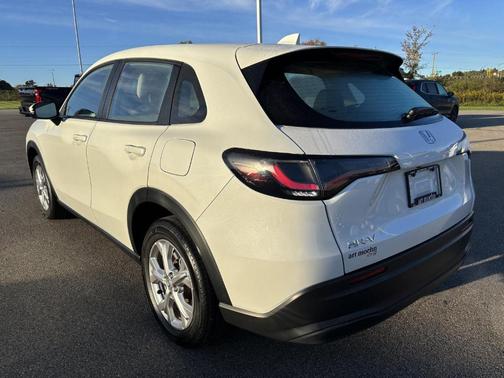 Platinum White Pearl 2024 Honda HR-V LX