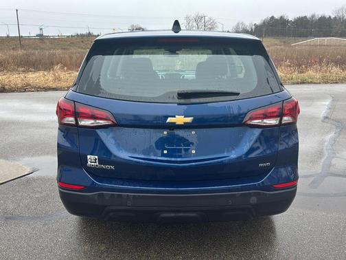 Blue Glow Metallic 2022 Chevrolet Equinox LS