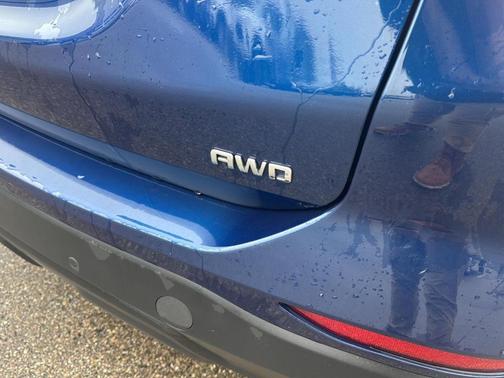 Blue Glow Metallic 2022 Chevrolet Equinox LS