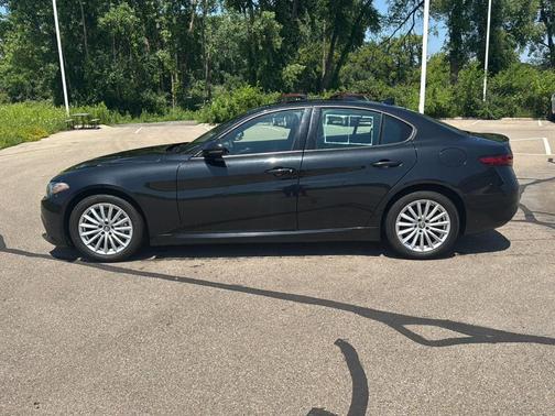 2022 Alfa Romeo Giulia Base