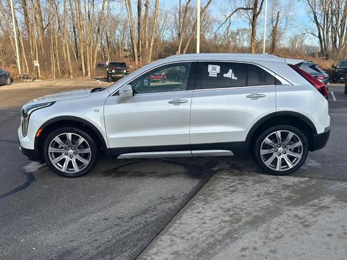 2022 Cadillac XT4 Premium Luxury