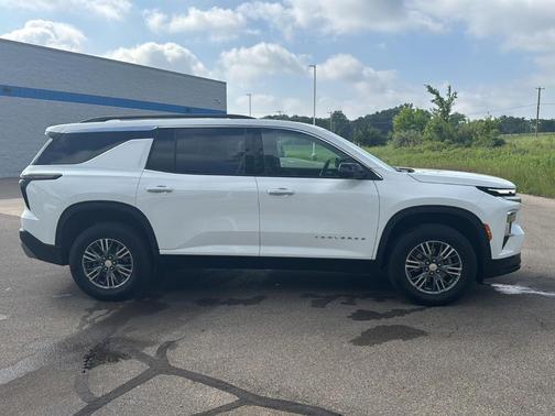 Summit White 2025 Chevrolet Traverse LT