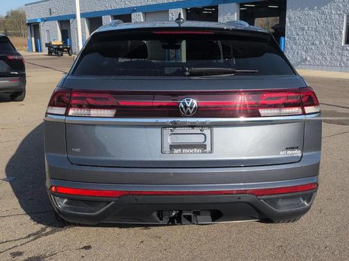 Platinum Gray Metallic 2024 Volkswagen Atlas Cross Sport 2.0T SE w/Technology