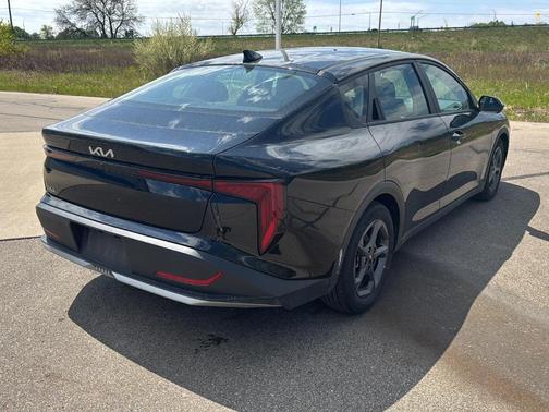 Aurora Black Pearl 2025 Kia K4