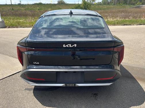 Aurora Black Pearl 2025 Kia K4