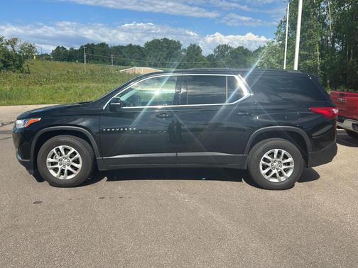 Mosaic Black Metallic 2020 Chevrolet Traverse LT Cloth
