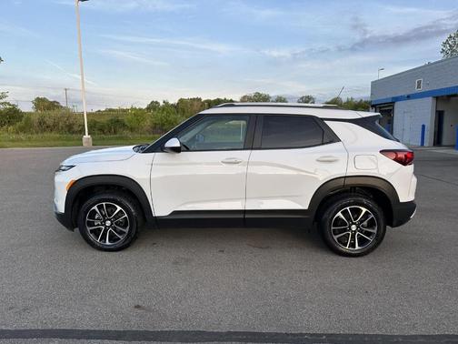 Summit White 2025 Chevrolet Trailblazer LT