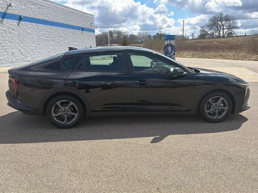 Aurora Black Pearl 2025 Kia K4