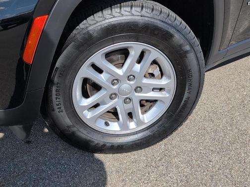 Diamond Black 2023 Jeep Grand Cherokee Laredo