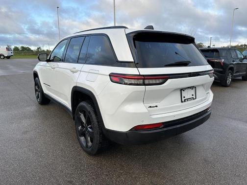 Bright White 2023 Jeep Grand Cherokee Altitude
