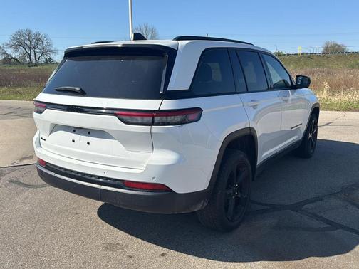 Bright White 2023 Jeep Grand Cherokee Altitude
