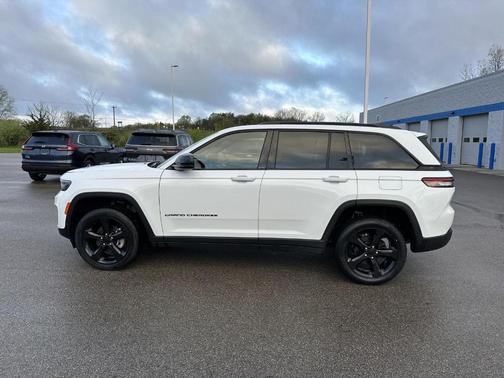 Bright White 2023 Jeep Grand Cherokee Altitude