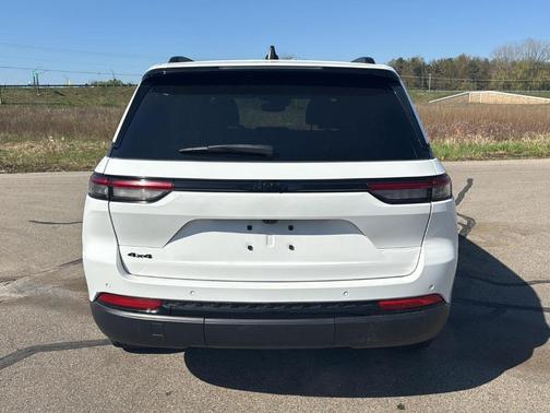Bright White 2023 Jeep Grand Cherokee Altitude