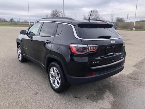 Diamond Black 2025 Jeep Compass Latitude