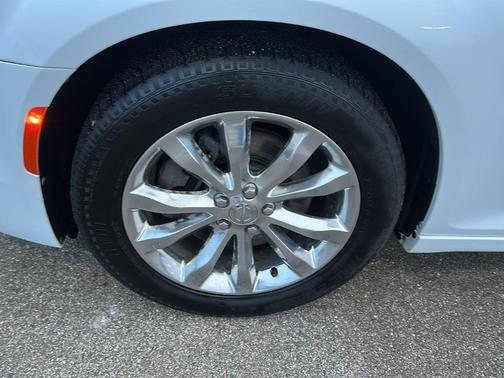 2017 Chrysler 300 Limited