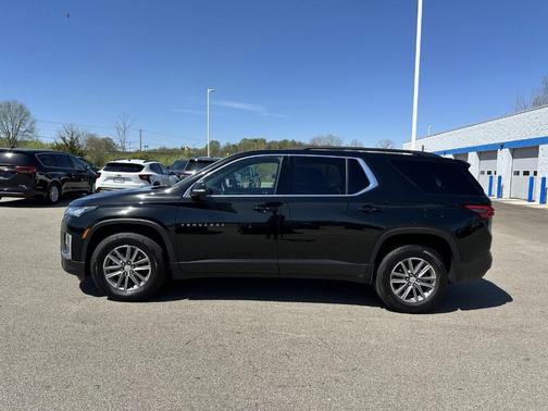 Mosaic Black Metallic 2023 Chevrolet Traverse LT Cloth