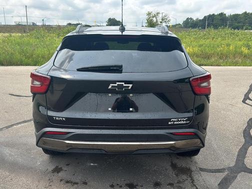 Mosaic Black Metallic 2025 Chevrolet Trax ACTIV