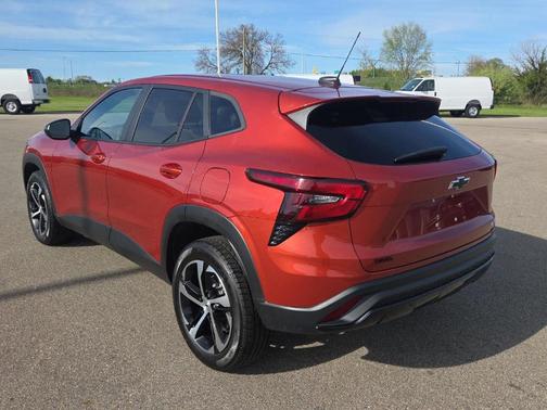 Cayenne Orange Metallic 2024 Chevrolet Trax 1RS