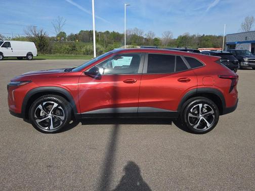 Cayenne Orange Metallic 2024 Chevrolet Trax 1RS