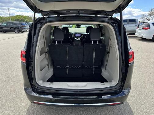 Brilliant Black Crystal Pearlcoat 2022 Chrysler Pacifica Touring-L